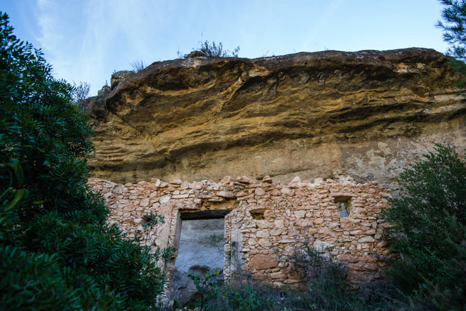 Antigua construcción en la cueva del Picante de Sumacàrcer
