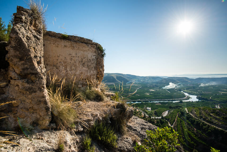 Castillo de Sumacàrcer sobre el valle y el río Júcar