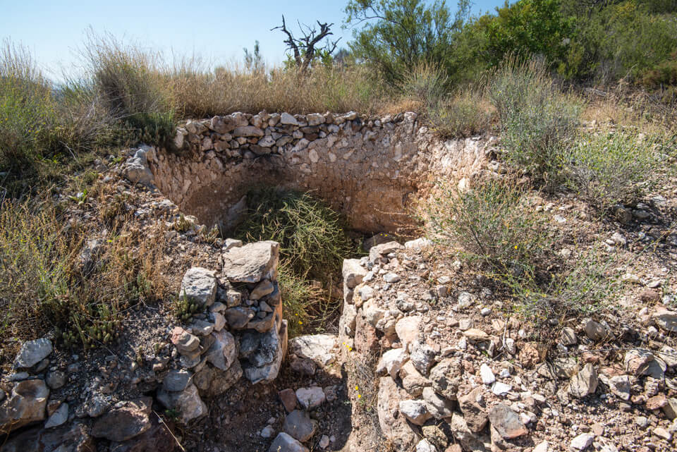 Antiguo horno de cal en la ladera del Castillo de Sumacàrcer