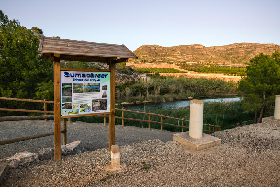 Panel informativo en el punto de inicio del itinerario ecofluvial del río Júcar en Sumacàrcer