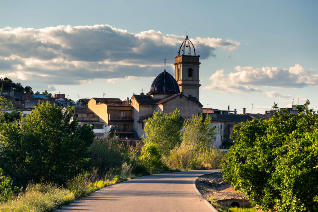 Iglesia de Sumacàrcer entre naranjos
