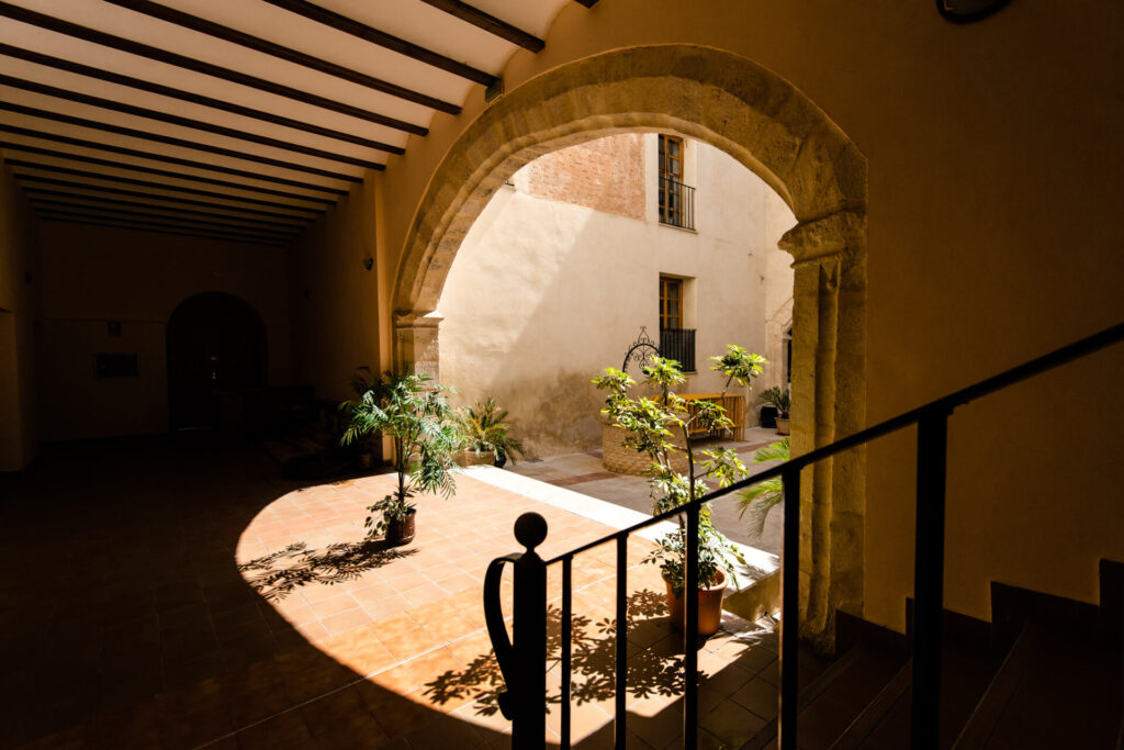 Arco de piedra en el patio del Palacio de los Condes de Orgaz de Sumacàrcer, actual ayuntamiento