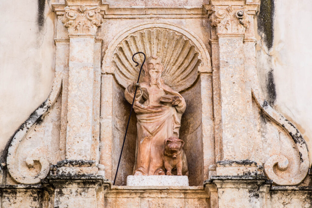 Escultura de San Antonio Abad en la fachada de la Iglesia de Sumacàrcer