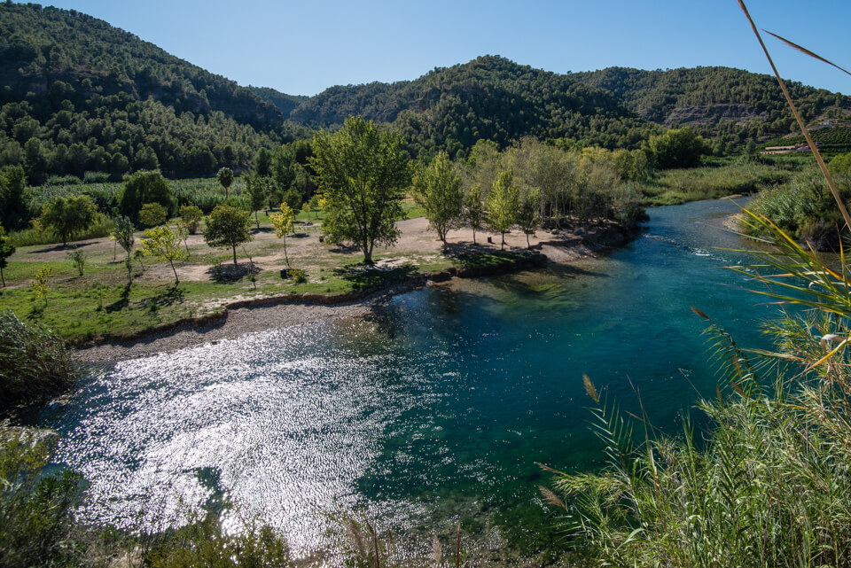 Aguas cristalinas del río Júcar en la isla de l'Argoletja, Sumacàrcer