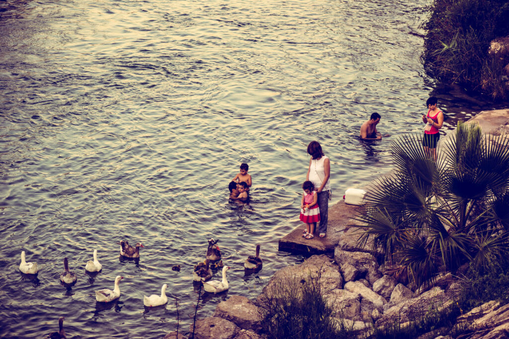 Bañistas en el embarcadero de Sumacàrcer