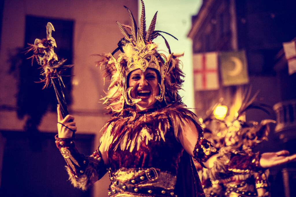Desfilada de moros y cristianos en las fiestas de Sumacàrcer